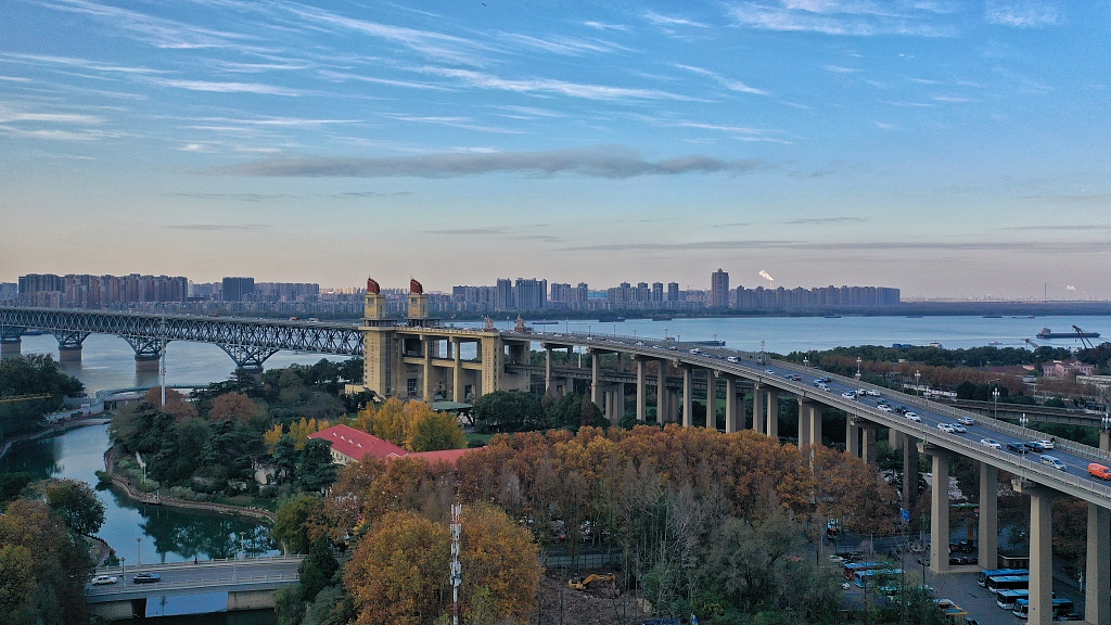 Live: Enjoy the view of China's Nanjing Yangtze River Bridge in 'green' winter