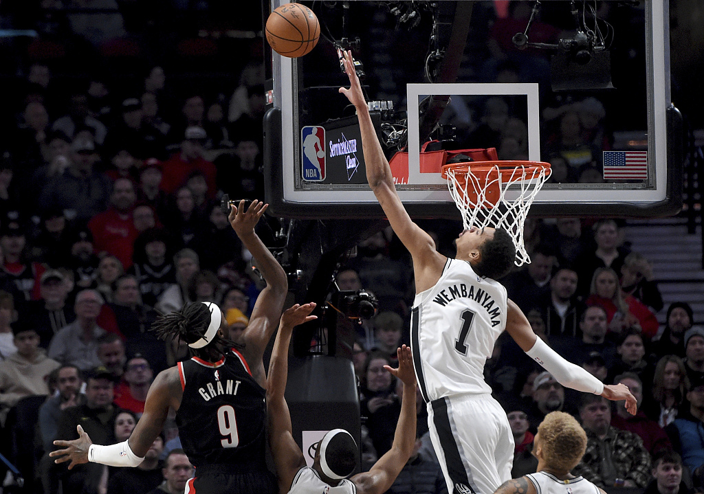 San Antonio Spurs center Victor Wembanyama (#1) goes up to try to block the shot of Portland Trail Blazers forward Jerami Grant during their NBA game in Portland, U.S., December 28, 2023. /CFP