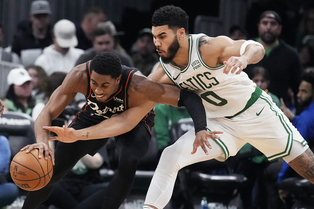 Boston Celtics forward Jayson Tatum (R) battles Detroit Pistons guard Jaden Ivey for the ball during their NBA game in Boston, U.S., December 28, 2023. /CFP