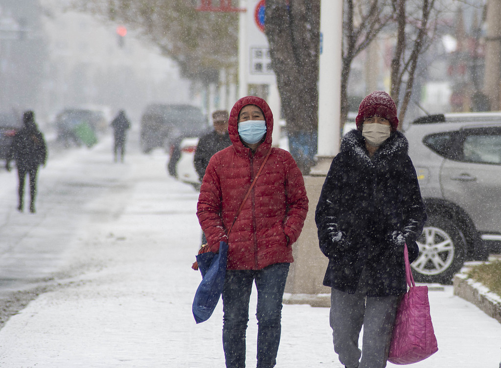 People walk down a snowy street in Mohe City in Heilongjiang Province, located in the northernmost part of China, October 21, 2023. /CFP