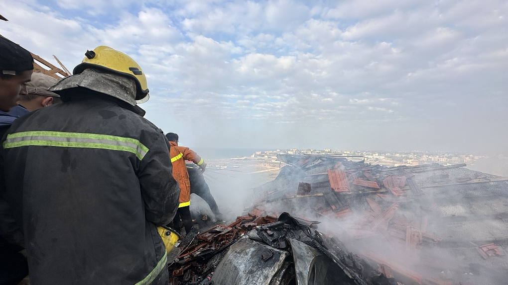 Palestinians take part in search and rescue efforts after an Israeli attack on Nuseirat refugee camp destroys residential buildings as the attacks continue in Deir al Balah, Gaza, December 28, 2023. /CFP