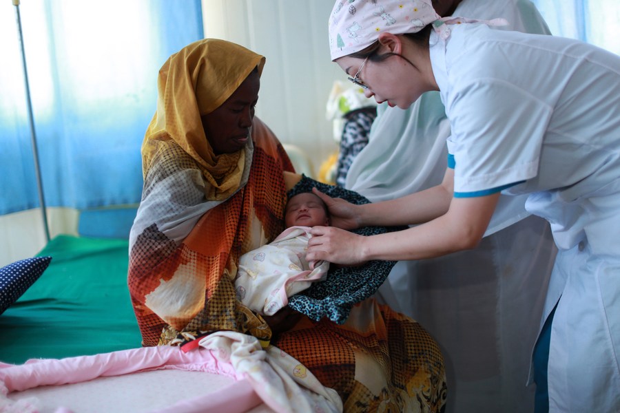 Liu Wei (right), an obstetrician and gynecologist of the Chinese medical team to Sudan, examines a newborn at Abu Osher Hospital in central Sudan's Gezira State on February 22, 2023. Photo: Xinhua.
