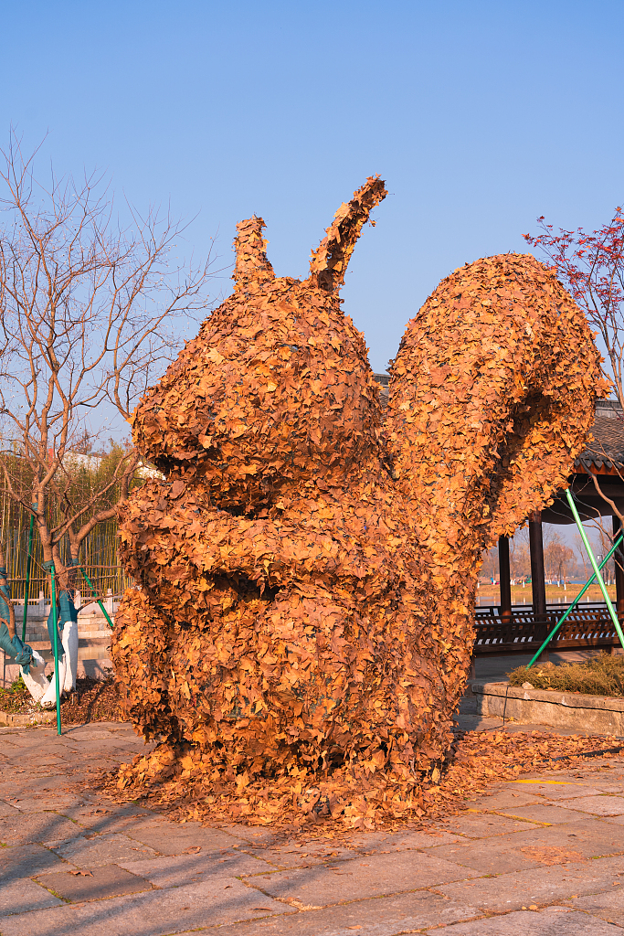A photo taken on December 9, 2023 shows an installation made from fallen leaves in Hangzhou, Zhejiang Province. /CFP