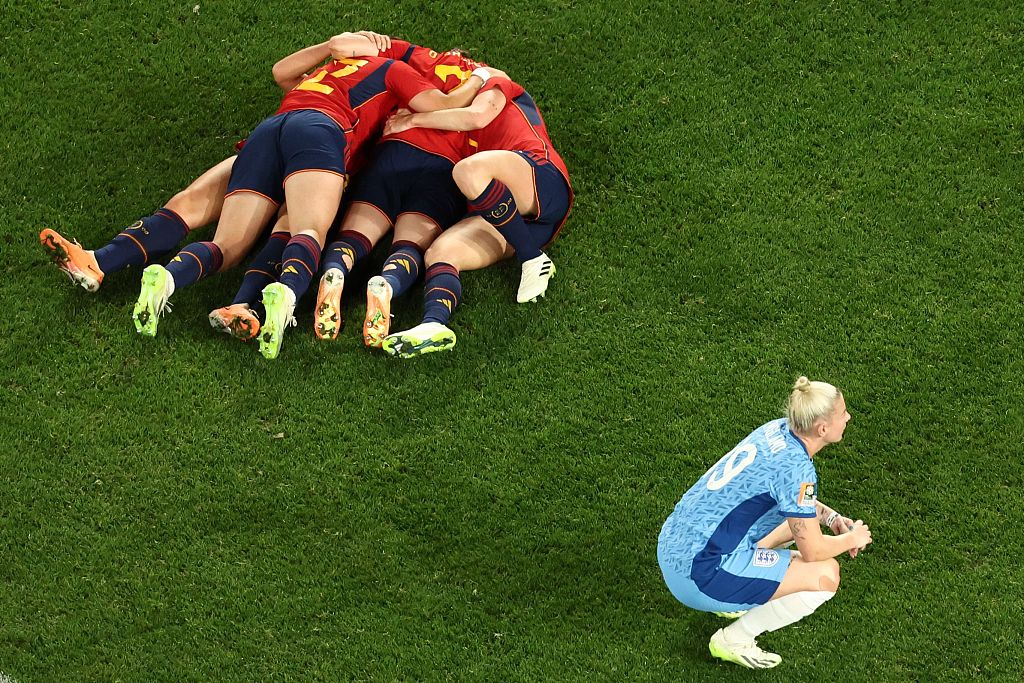 Spain players react after winning the Women's World Cup final as England forward Bethany England looks on in frustration at Stadium Australia in Sydney, Australia, August 20, 2023. /CFP
