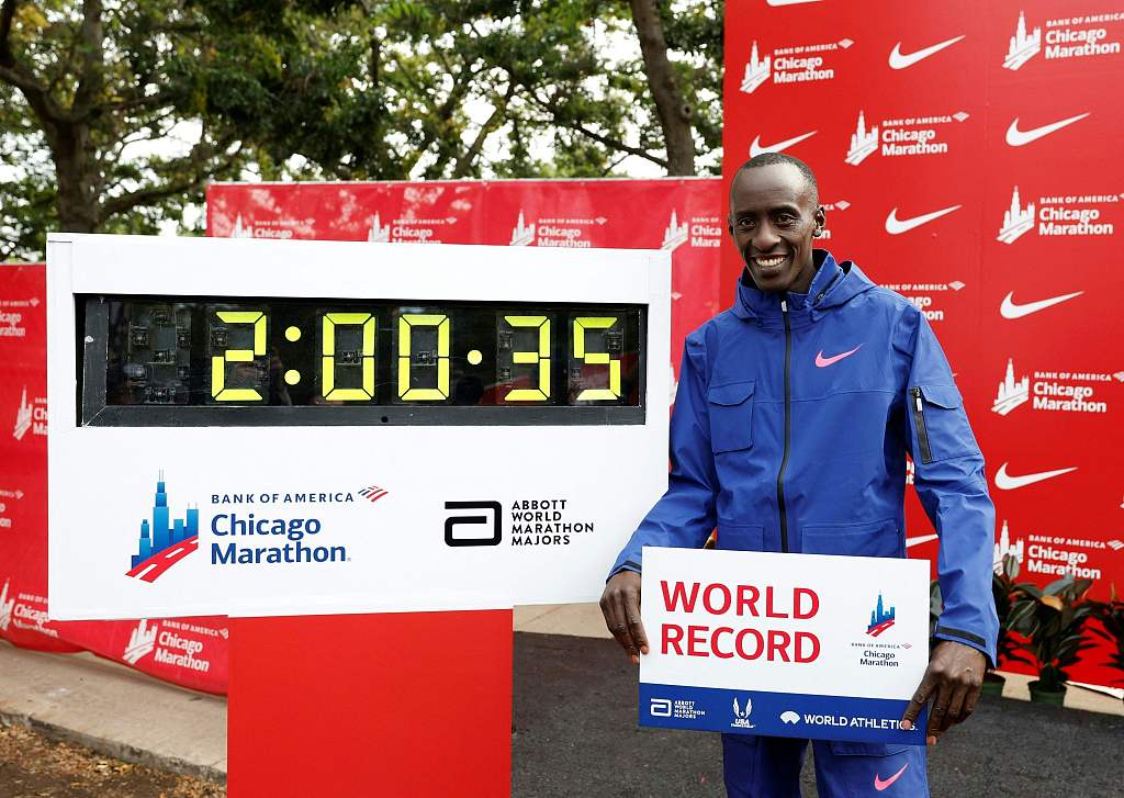 Kenya's Kelvin Kiptum poses next to the clock marking his time after winning the Chicago Marathon in a world record time of two hours and 35 seconds in Chicago, Illinois, U.S., October 8, 2023. /CFP