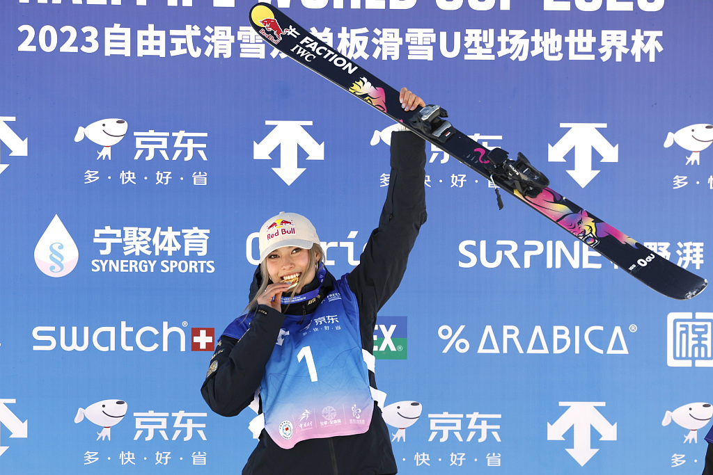2023年12月9日，谷爱凌在中国张家口举行的国际雪联U型池世界杯女子自由滑雪决赛中获胜后庆祝。/CFP