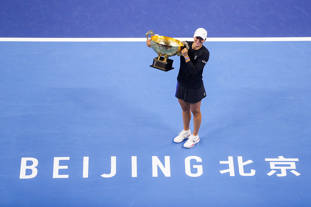 波兰选手伊加·斯瓦特克 (Iga Swiatek) 于2023年10月8日在中国北京举行的中国网球公开赛上夺得女子单打冠军后捧起奖杯。/CFP