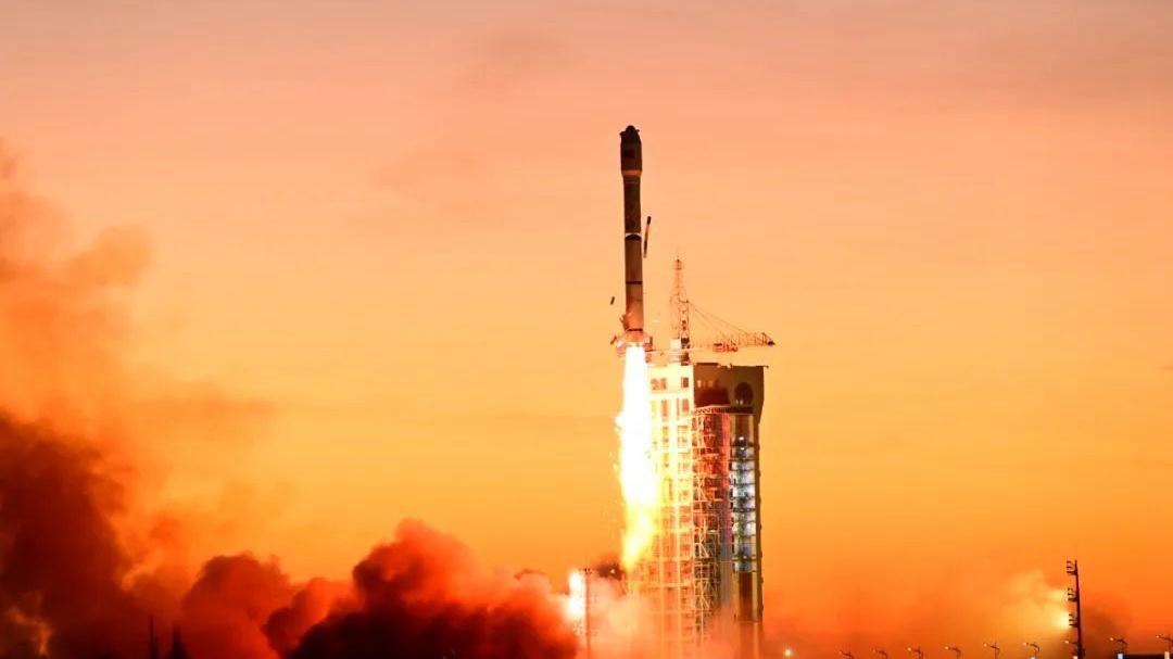 2023年12月30日，长征二号丙运载火箭在中国西北部酒泉卫星发射中心发射升空。/中央广播电视总台