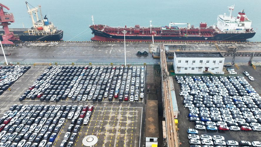 2023年1月13日，中国东部江苏省连云港一个港口即将出口的车辆鸟瞰图。/新华社