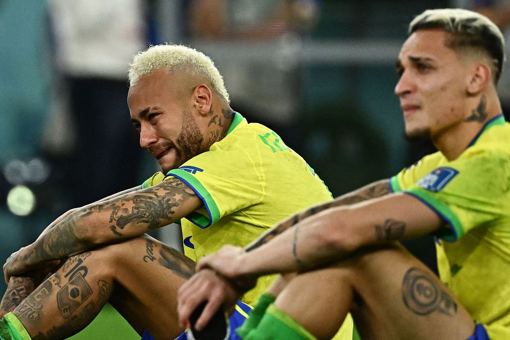 Brazil's Neymar (L) and Antony cry after losing their World Cup quarterfinal against Croatia at Education City Stadium in Al-Rayyan, Qatar, on December 9, 2022. /CFP