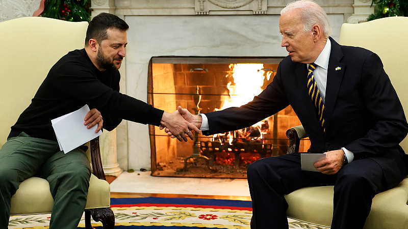 Ukrainian President Volodymyr Zelenskyy and U.S. President Joe Biden shake hands while meeting in the Oval Office at the White House in Washington, D.C., December 12, 2023. /CFP