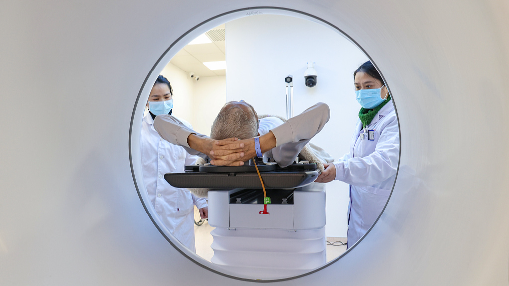 Doctors use AI equipment to treat patients with radiation therapy at the Cancer Radiotherapy Center in southwest China's Chongqing Municipality, December 25, 2023. /CFP