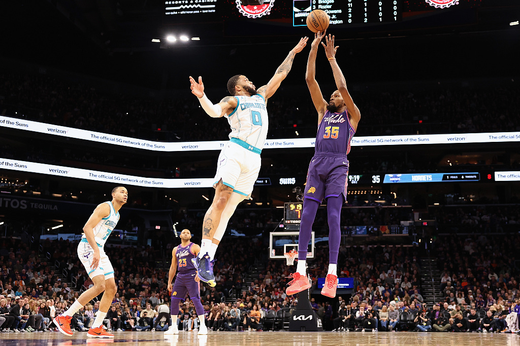 Kevin Durant (#35) of the Phoenix Suns shoots in the game against the Charlotte Hornets at Footprint Center in Phoenix, Arizona, December 29, 2023. /CFP 