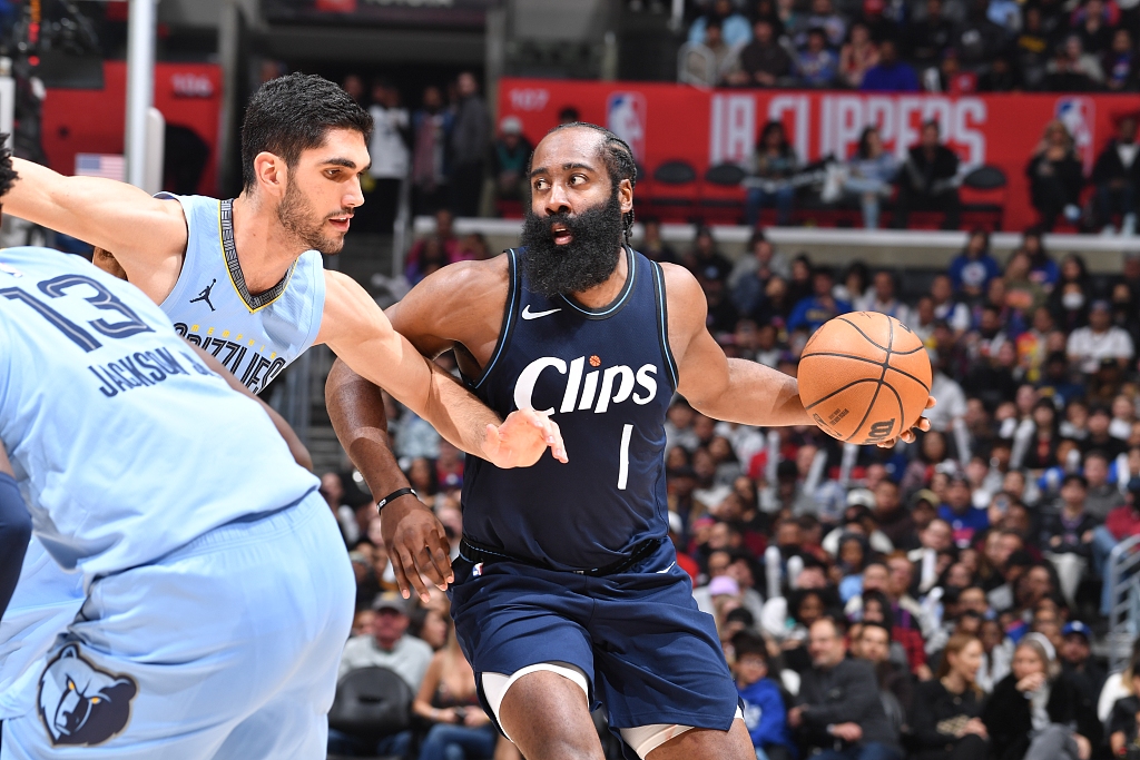 James Harden (#1) of the Los Angeles Clippers dribbles to make a play in the game against the Memphis Grizzlies at Crypto.com Arena in Los Angeles, California, December 29, 2023. /CFP