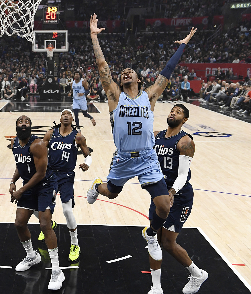 Ja Morant (#12) of the Memphis Grizzlies reacts after losing control of the ball in the game against the Los Angeles Clippers at Crypto.com Arena in Los Angeles, California, December 29, 2023. /CFP