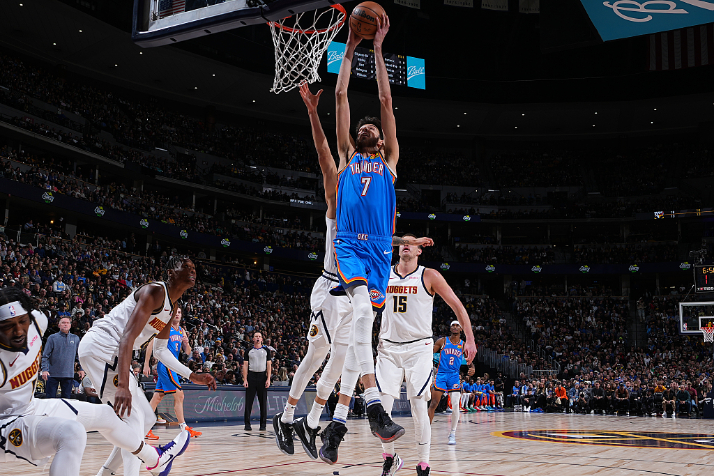 Chet Holmgren (#7) of the Oklahoma City Thunder dunks in the game against the Denver Nuggets at Ball Arena in Denver, Colorado, December 29, 2023. /CFP