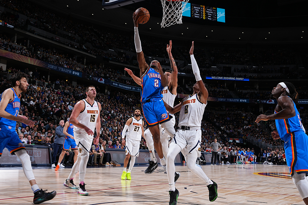 Shai Gilgeous-Alexander (#2) of the Oklahoma City Thunder drives toward the rim in the game against the Denver Nuggets at Ball Arena in Denver, Colorado, December 29, 2023. /CFP