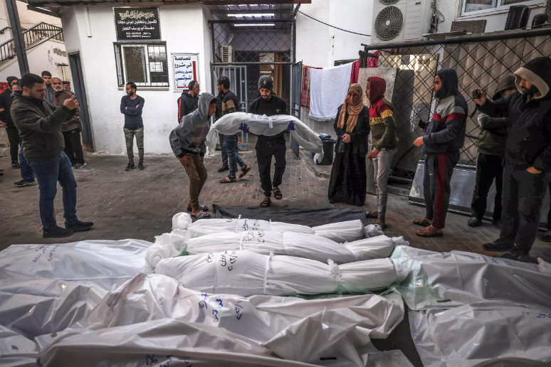 The shrouded bodies of people killed in Rafah during Israeli bombardment in the southern Gaza Strip are placed outside Al-Najar hospital, December 29, 2023. /AFP