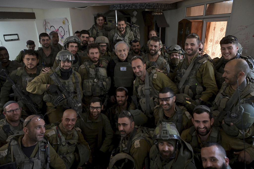 Israeli Prime Minister Benjamin Netanyahu (C) poses for a photo with Israeli troops in the northern Gaza Strip on December 25, 2023. /Xinhua