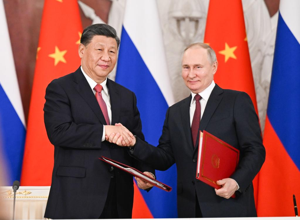 Chinese President Xi Jinping and Russian President Vladimir Putin shake hands after jointly signing documents in Moscow, Russia, March 21, 2023. /Xinhua