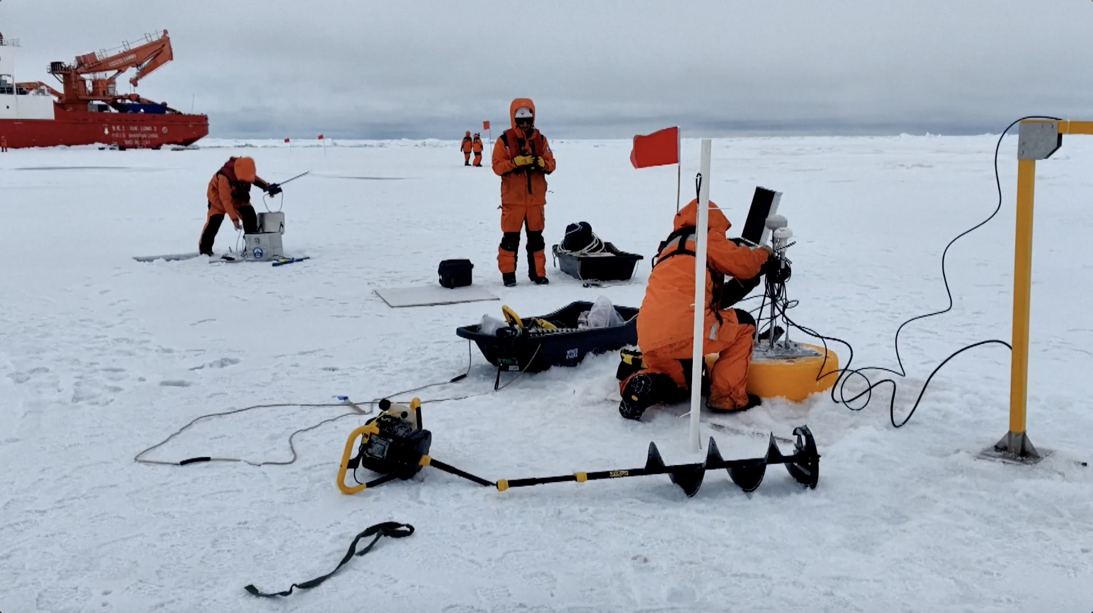 Scientists install equipment and collect samples in the Arctic region. /China Media Group (CMG)