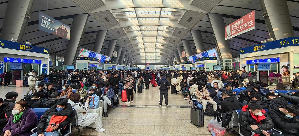 2023年12月29日，中国北京，乘客在北京南站等候。/CFP