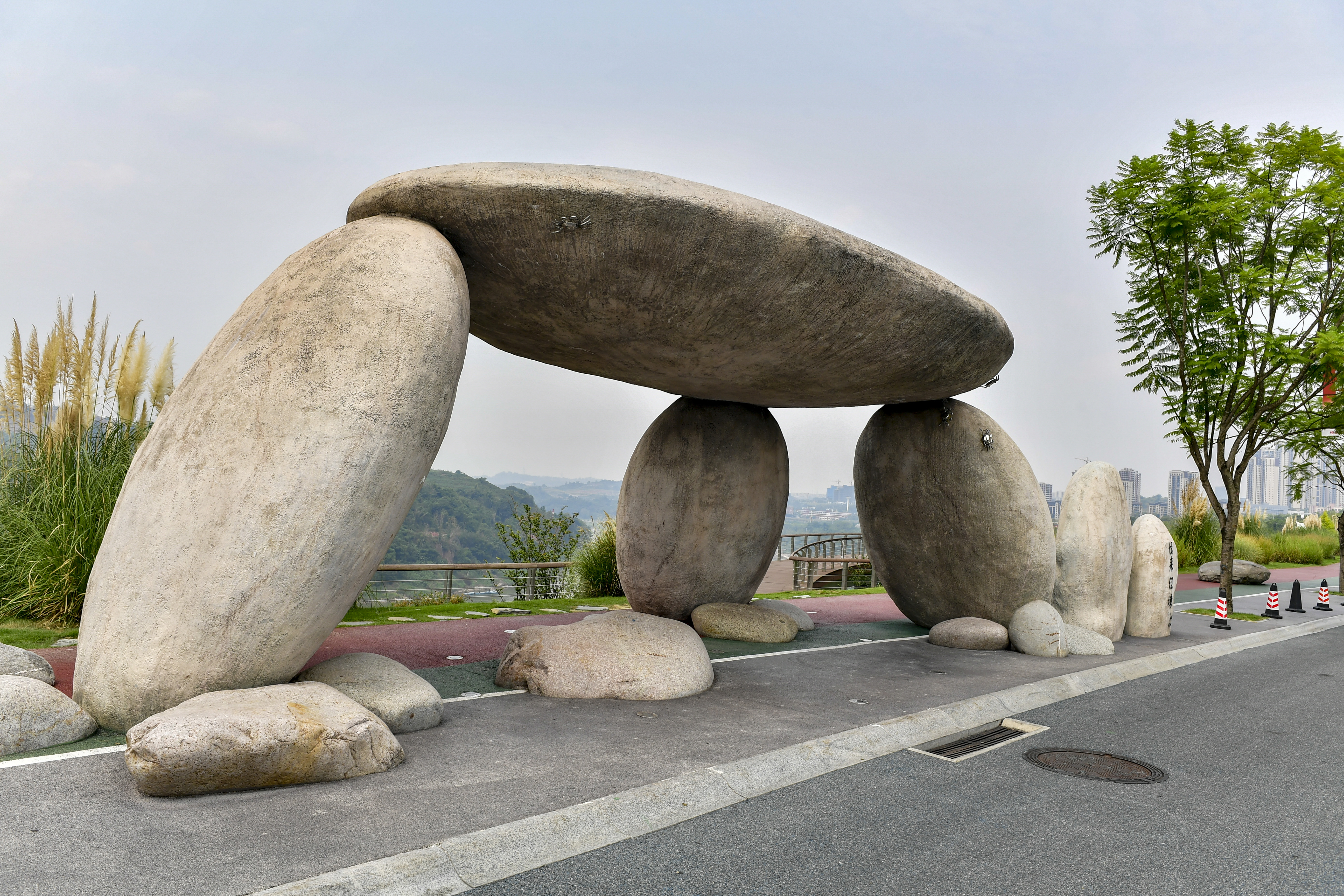 A bus shelter formed from large rocks is seen in the Yubei district of southwest China's Chongqing Municipality on September 19, 2023. /IC