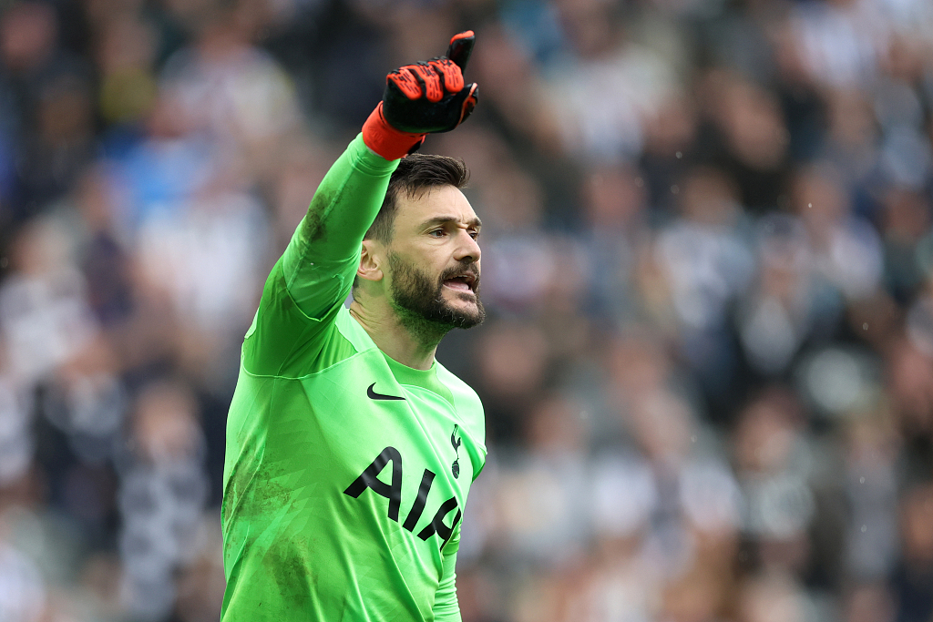 Hugo Lloris gives his Tottenham teammates instructions during the Premier League match between Newcastle United and Tottenham Hotspur at St. James Park in Newcastle upon Tyne, England, April 23, 2023. /CFP