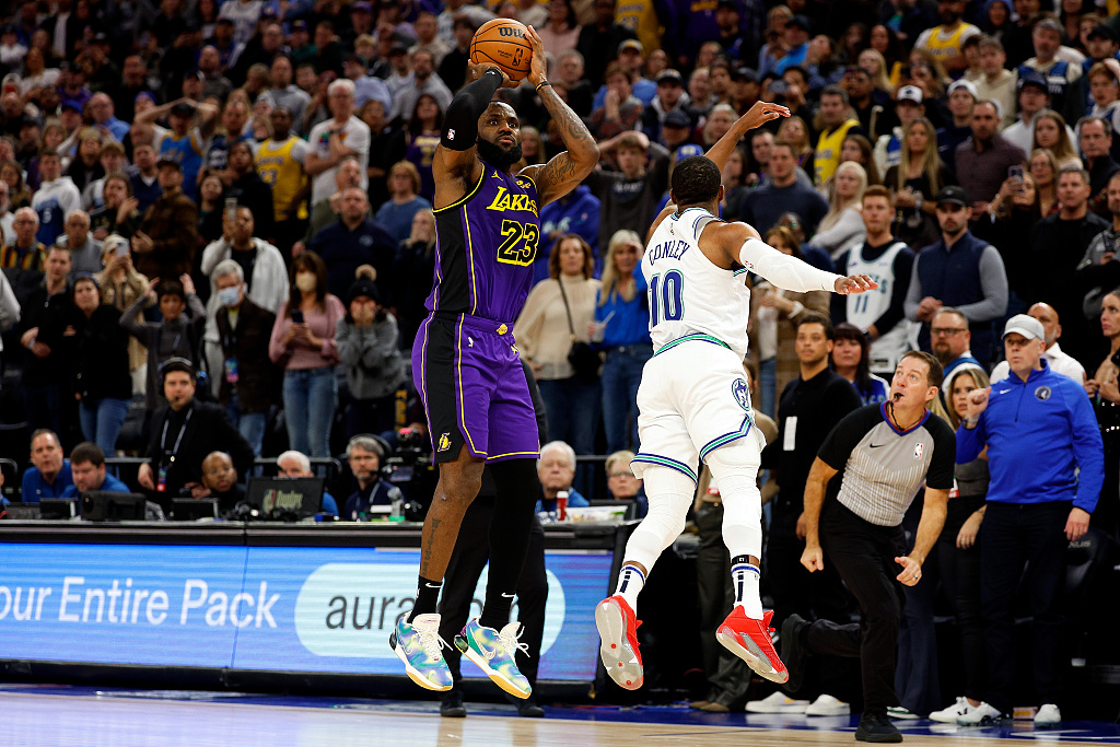 LeBron James (#23) of the Los Angeles Lakers shoots in the game against the Minnesota Timberwolves at the Target Center in Minneapolis, Minnesota, December 30, 2023. /CFP