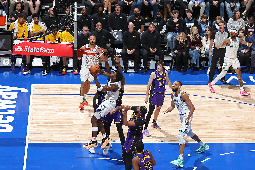 Anthony Edwards (C) of the Minnesota Timberwolves drives toward the rim in the game against the Los Angeles Lakers at the Target Center in Minneapolis, Minnesota, December 30, 2023. /CFP