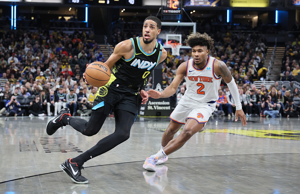 Tyrese Haliburton (L) of the Indiana Pacers dribbles in the game against the New York Knicks at Gainbridge Fieldhouse in Indianapolis, Indiana, December 30, 2023. /CFP