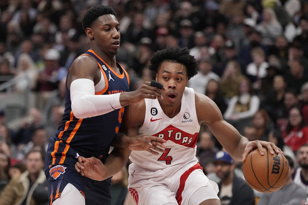 RJ Barrett (L) of the New York Knicks guards Scottie Barnes of the Toronto Raptors in the game at the Scotiabank Arena in Toronto, Canada, January 22, 2023. /CFP
