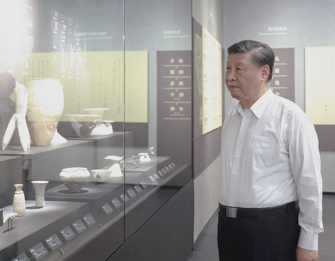 New photos on Xi Jinping's bookshelf during his 2024 New Year address