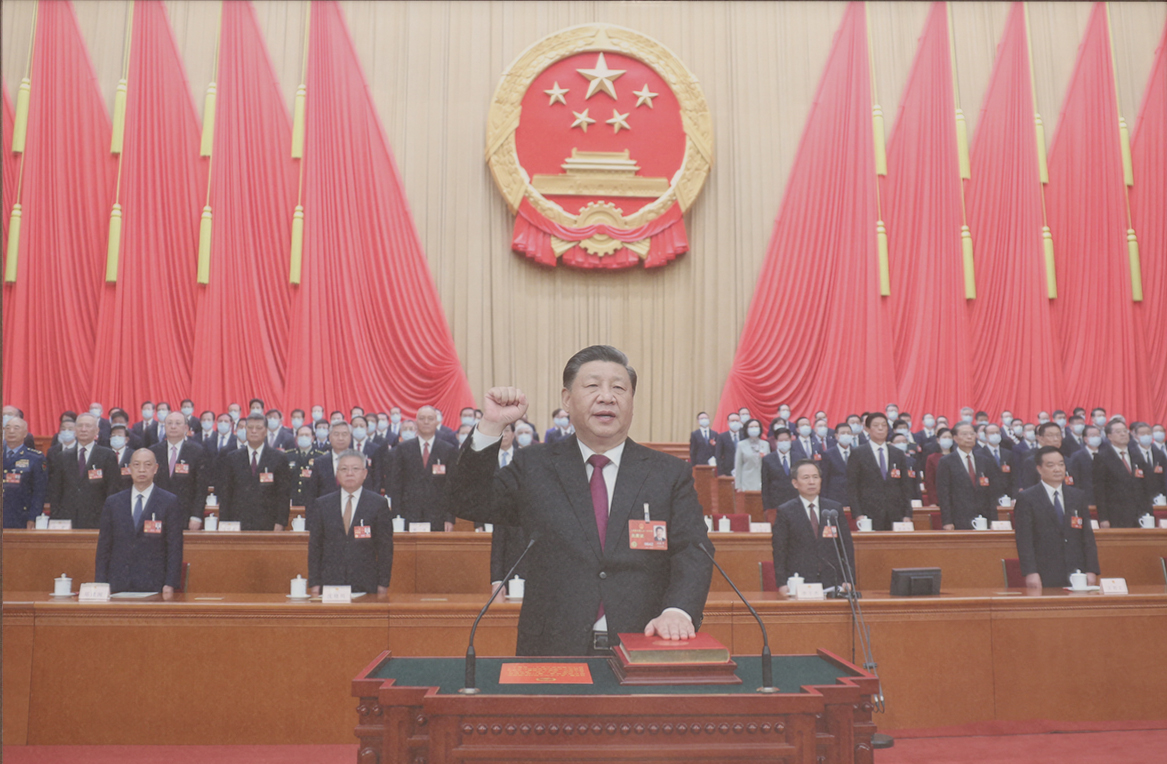 New photos on Xi Jinping's bookshelf during his 2024 New Year address