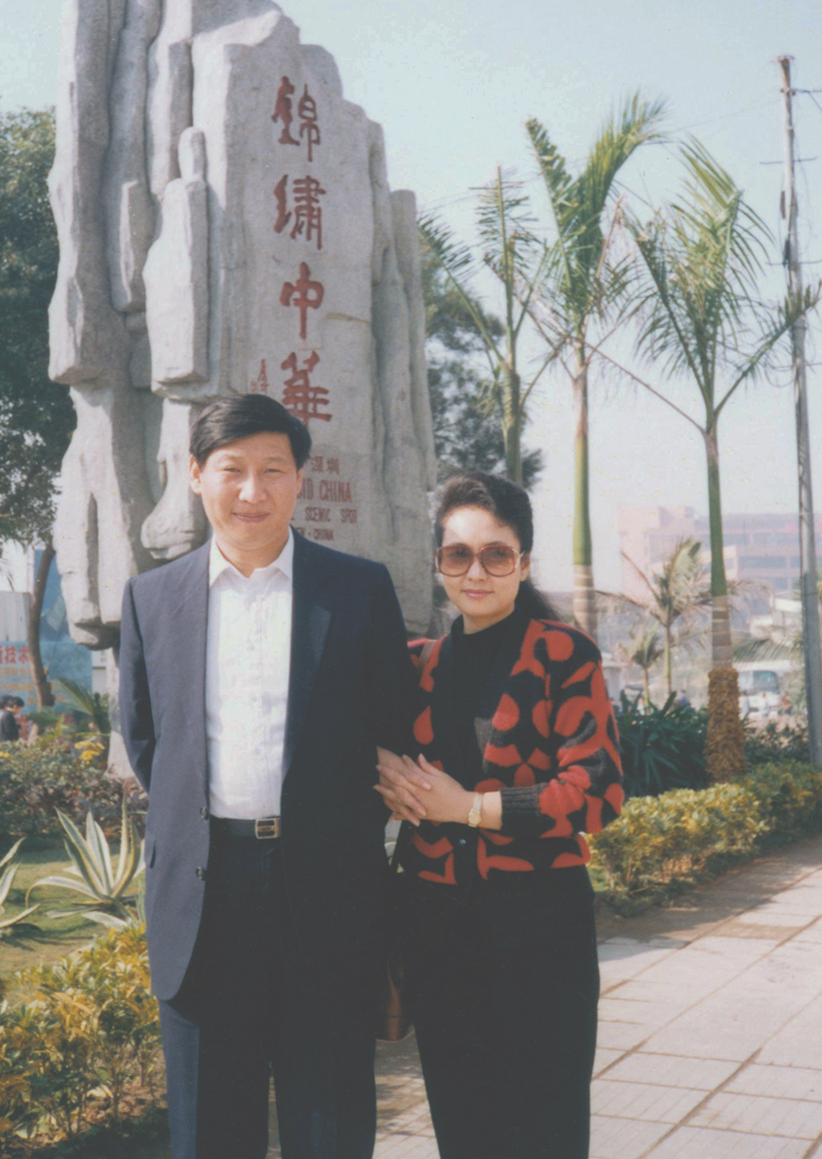 New photos on Xi Jinping's bookshelf during his 2024 New Year address