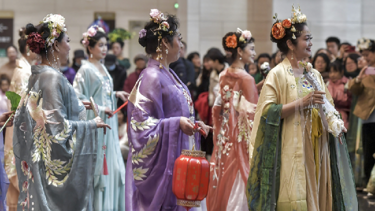 Review of the Year 2023: Wearing hanfu outdoors enjoys fashion revival -  CGTN