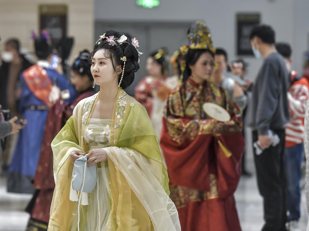 A woman showcases a hanfu costume she is wearing to a hanfu-themed event held at a museum in Urumqi in northwest China's Xinjiang Uygur Autonomous Region on November 18, 2023./CFP