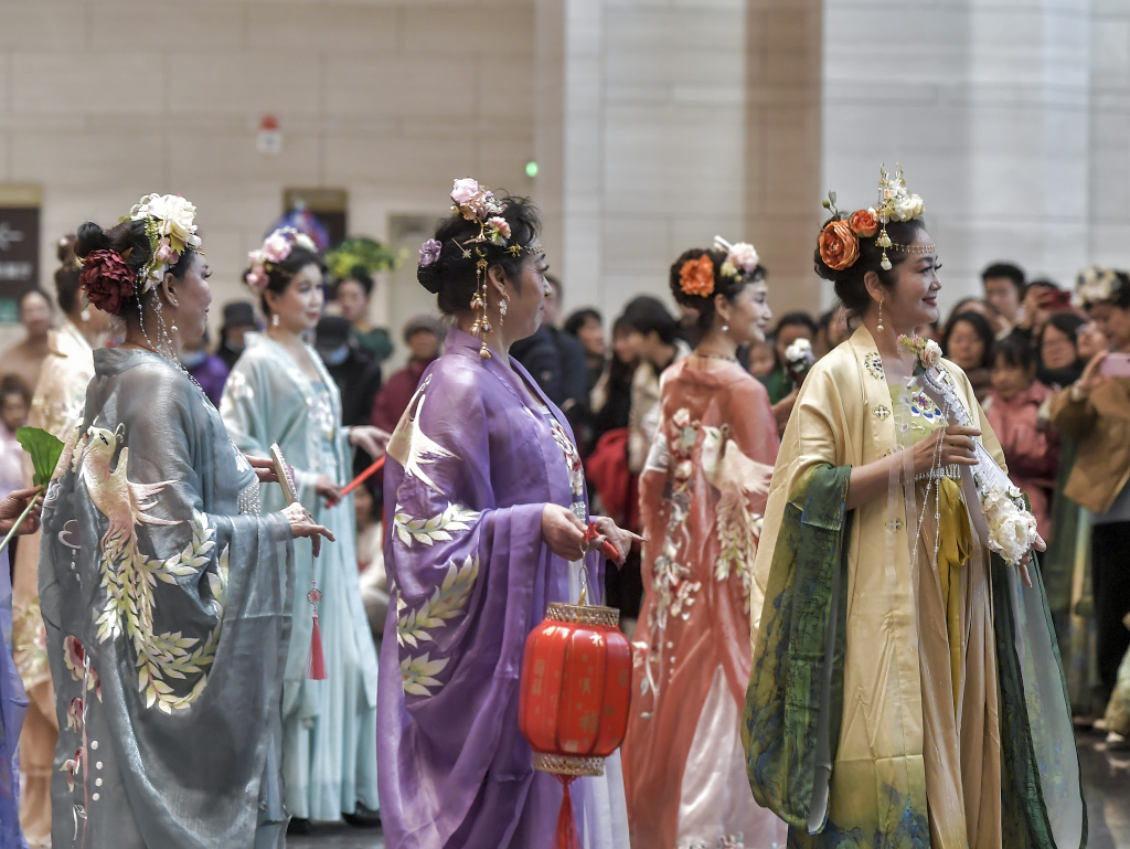 Women wearing hanfu are seen at a hanfu-themed gathering held at a museum in Urumqi in northwest China's Xinjiang Uygur Autonomous Region on November 18, 2023./CFP