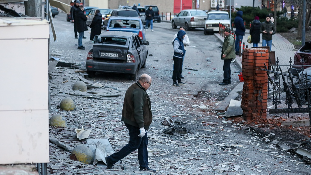 Citizens survey damage from an air strike, Belgorod, Russia, December 31, 2023. /CFP