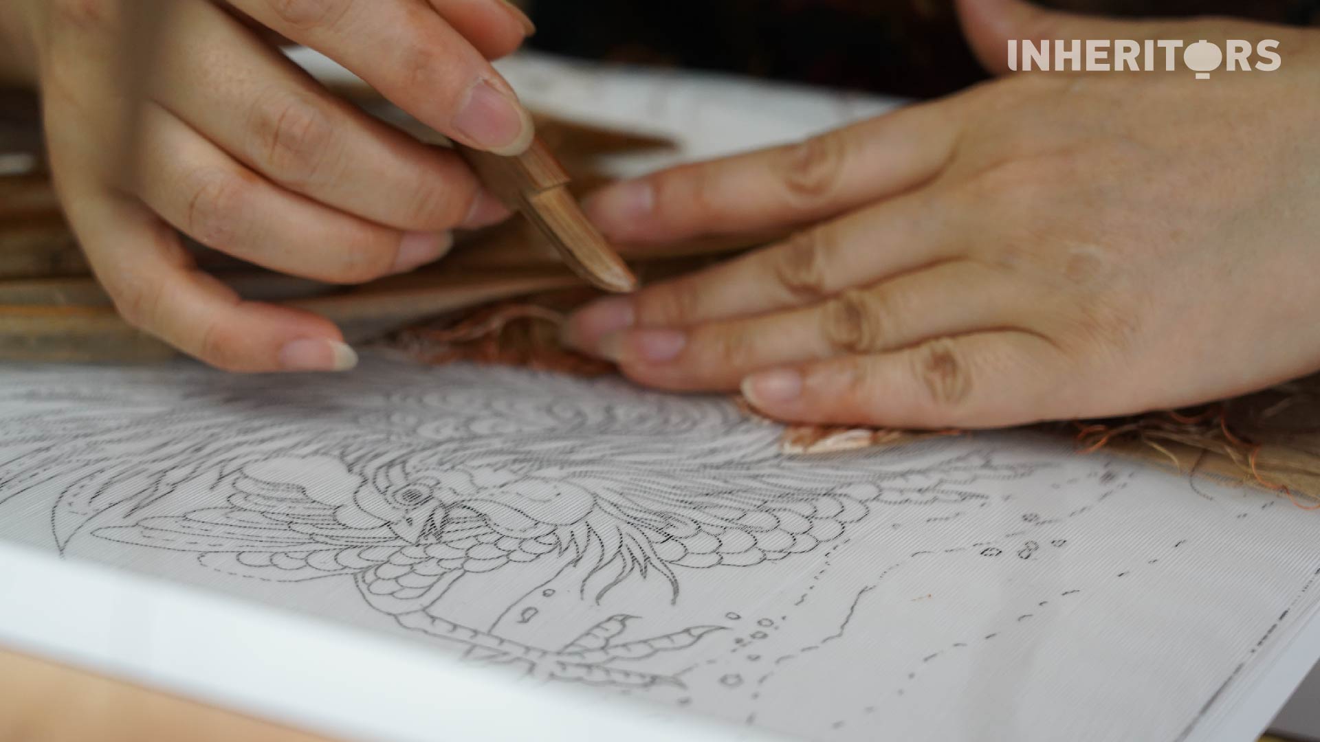 An artisan uses a plectrum to create a Kesi tapestry work in Suzhou, Jiangsu Province. /CGTN