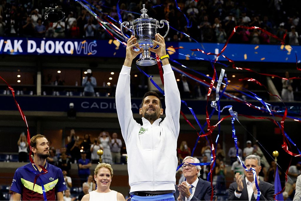 Novak Djokovic (C) of Serbia celebrates with the U.S. Open men's singles trophy after defeating Daniil Medvedev in the final at the USTA Billie Jean King National Tennis Center in New York City, September 10, 2023. /CFP