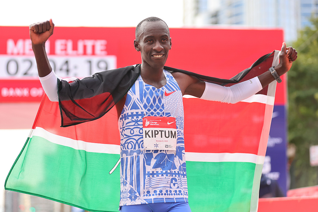 Kelvin Kiptum of Kenya celebrates after setting a new men's marathon world record of 2:00:35 at the Chicago Marathon in Chicago, Illinois, October 8, 2023. /CFP
