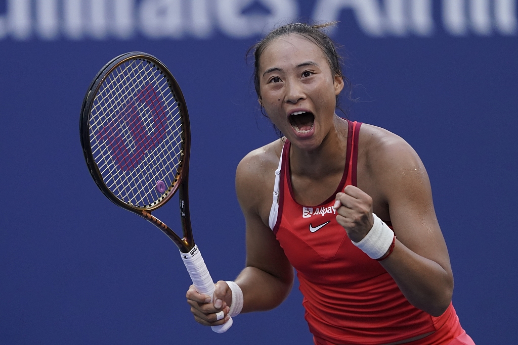 Zheng Qinwen of China competes in the women's singles Round of 16 match against Ons Jabeur of Tunisia at the U.S. Open at the USTA Billie Jean King National Tennis Center in New York City, September 4, 2023. /CFP