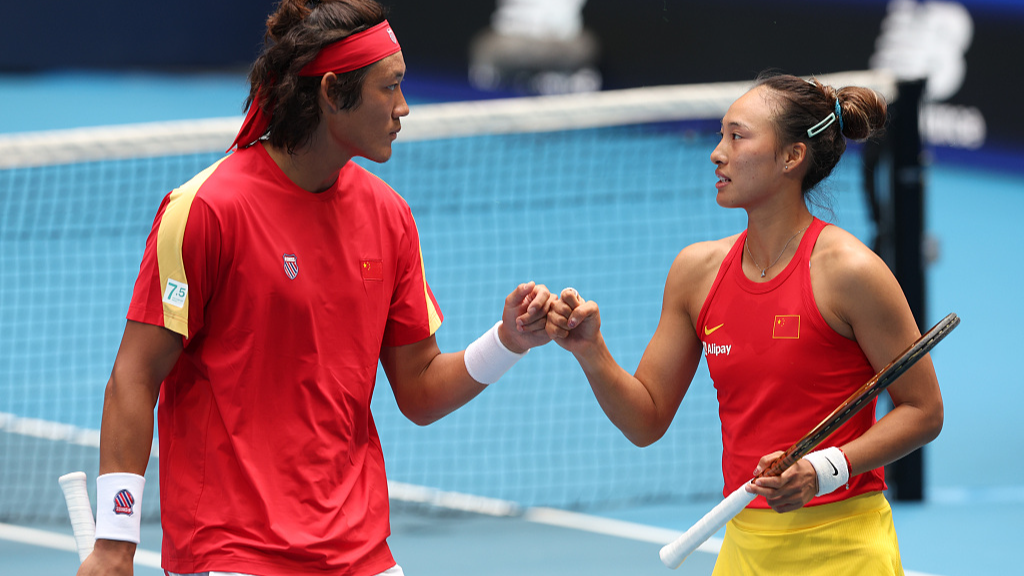 Zhang Zhizhen (L) and Zheng Qinwen celebrate during their doubles match against Jiri Lehecka and Marketa Vondrousova in Perth, Australia, December 30, 2023. /CFP