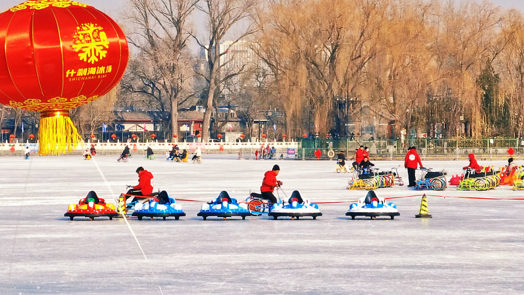 Beijing Shichahai Ice Rink officially opened to the public on December 29, 2023./CFP