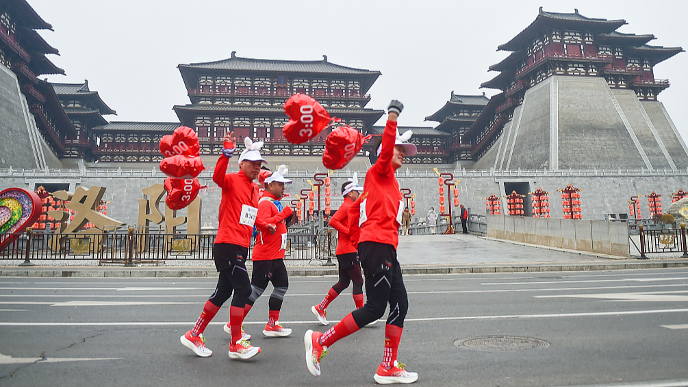 In pics: Marathon lovers across China greet New Year with running