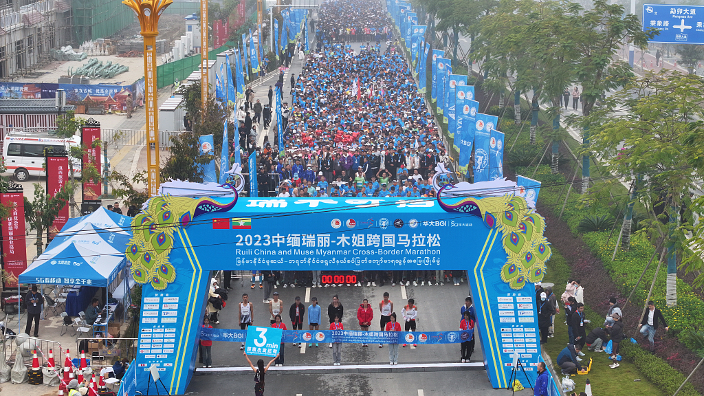 A drone's view of runners during the Ruili China and Muse Myanmar Cross-Border Marathon in Ruili, southwest China's Yunnan Province, December 31, 2023. /CFP