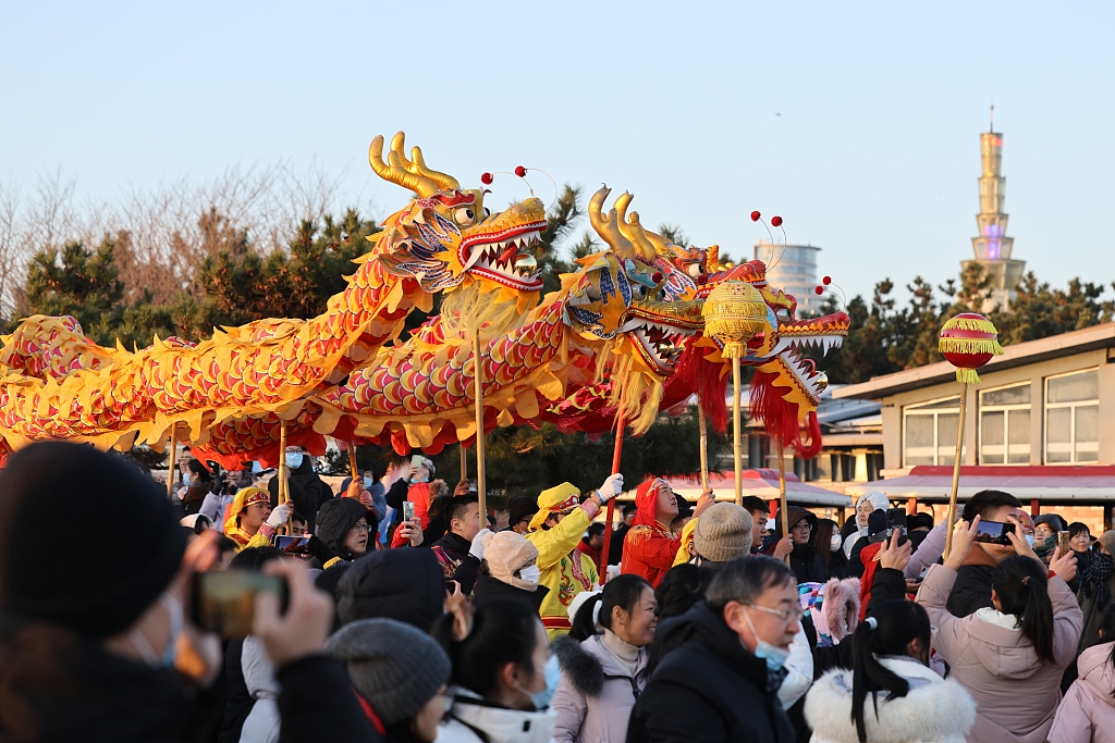 A dragon dance show is held at the Wanpingkou scenic area in Rizhao, east China's Shandong Province, to celebrate the arrival of the New Year on January 1, 2024. /CFP