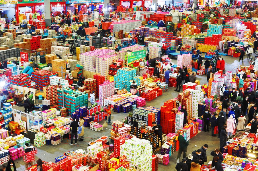 Consumers purchase goods at a fruit market in Yiwu, east China's Zhejiang Province, January 17, 2023. /Xinhua