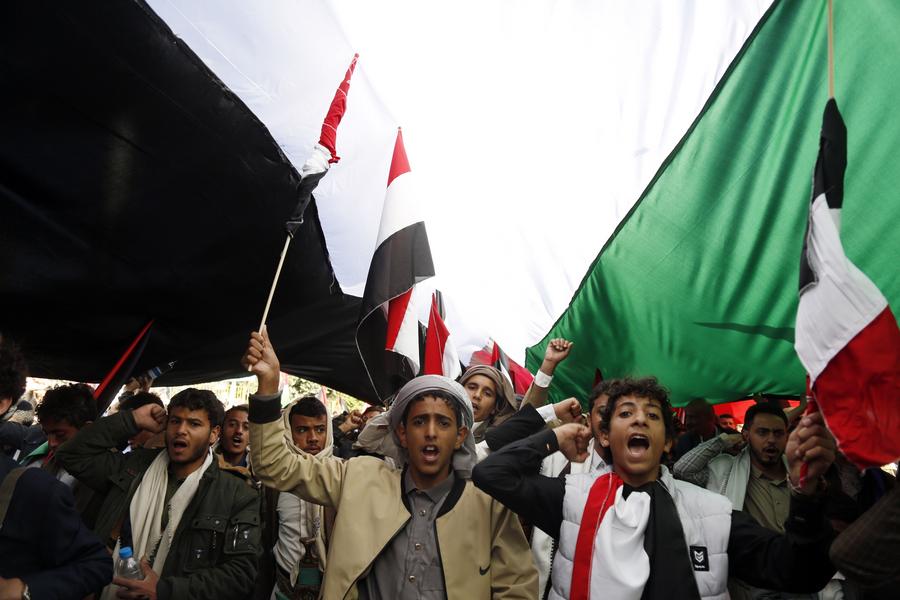 2023 年 10 月 20 日，也门萨那，人们聚集在巴以冲突中支持巴勒斯坦人。/新华社）